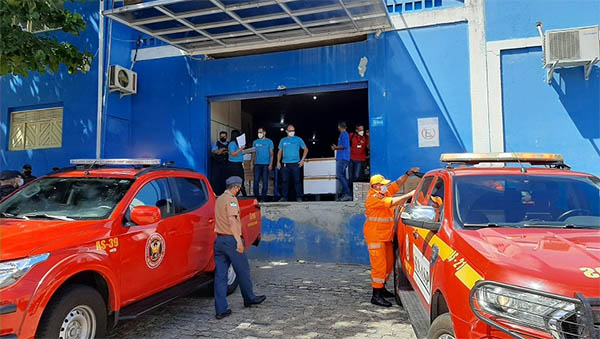   População de 18 anos+ que ainda não tomou a D1 deve ser imunizada com a Coronavac no RN. A orientação da Secretaria de Saúde Pública do Rio Grande do Norte acontece em virtude do elevado quantitativo de doses do imunizante disponíveis nos municípios potiguares. A decisão foi pactuada na Câmara Técnica da Vacina; Nesta quarta (3) a Sesapia está distribuindo mais 133.818 doses de vacinas para aplicação da D1, D2 em atraso e da dose de reforço em trabalhadores da saúde e idosos acima dos 60 anos.