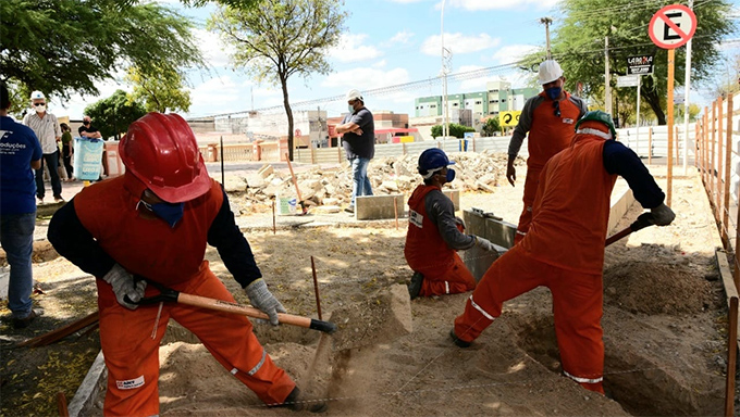   Na manhã desta quinta-feira (4), o prefeito Allyson Bezerra, secretários municipais, técnicos do município e vereadores participaram de vistoria às obras de reforma da Praça da Convivência e do Memorial da Resistência de Mossoró. A reforma e restauração do empreendimento abrangem revisão das instalações elétricas e hidráulicas, substituição de todo o piso externo e adaptação às normas de acessibilidade e combate a incêndios. A expectativa é de que os equipamentos sejam entregues antes do Mossoró Cidade Junina 2022.