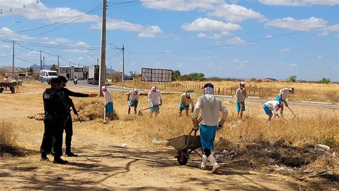   O serviço é realizado por meio de um convênio entre a Prefeitura de Pau dos Ferros e a Secretaria de Administração Penitenciária (SEAP). Próxima semana, os presos do "Projeto Reciclando Vidas" deixarão as celas para prestar serviços de limpeza nos bairros. Tudo supervisionado de perto pelos policiais penais e com aval da Justiça. 