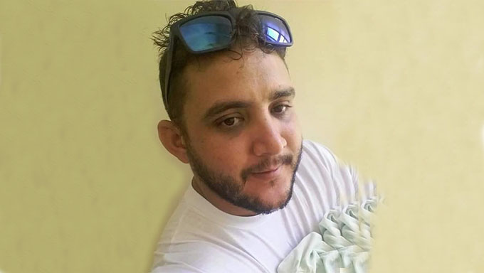   Assassinato aconteceu em frente à residência dos pais da vítima no bairro Planalto 13 de Maio (região da Varzea); Alexandre Bezerra da Silva, de 30 anos, não teve qualquer chance de defesa. Eram quatro atiradores, que chegaram rapidamente no local num carro e já de armas em punho; trate-se do caso Conduta Violenta Letal e Intencional 141 neste ano de 2021, em Mossoró-RN.