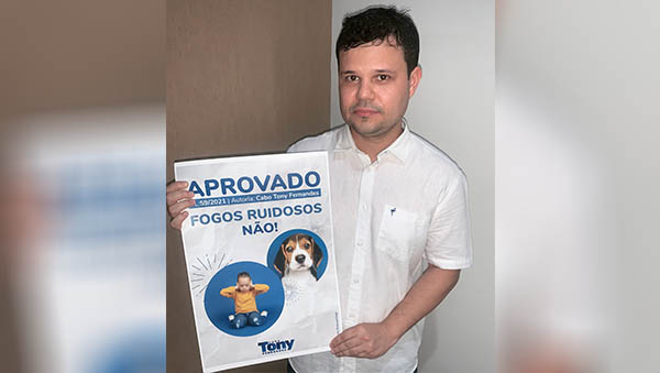   Câmara proíbe a soltura de fogos de artifício ruidosos em Mossoró; medida segue para sanção do executivo. De autoria do vereador Cabo Tony Fernandes (Solidariedade), o Projeto de Lei foi votado e aprovado nesta terça-feira (9). A medida prevê a aplicação de multa no valor de R$ 1 mil para quem descumpri-la. “São enfermos, idosos, recém nascidos, portadores de transtorno do espectro autista (TEA), animais como cães e gatos que possuem hipersensibilidade auditiva e constantemente sofrem em razão da explosão desses artefatos ruidosos”, comentou o vereador. O PL segue agora para sanção do poder executivo.
