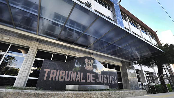   Desembargador nega pedido de Habeas Corpus do ex-coordenador de Análises Criminais da Sesed. Ivênio Hermes foi preso na noite da segunda-feira (8), após efetuar disparos de arma de fogo durante uma discussão com um vizinho, em Natal. A defesa pedia a liberação de Ivênio sem pagamento de fiança ou com redução do valor de 40 salários mínimos - cerca de R$ 44 mil - estabelecido durante a audiência de custódia realizada na última terça (9), alegando que o valor era incompatível com os ganhos de Ivênio. O pedido, no entanto, foi negado pelo desembargador Expedito Ferreira, do TJRN.