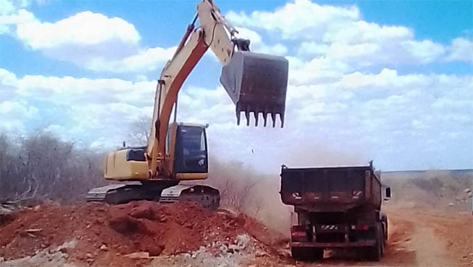   Após recuperar estradas de acesso, além de outros serviços públicos na Zona Leste, o prefeito Artur Vale levou os mesmos serviços para os moradores que moram nas zonas norte e sul de Governador Dix Sept Rosado. "Vai melhorar a vida do homem do campo", ressalta o prefeito