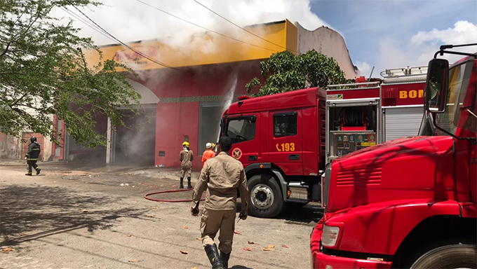   Incêndio atinge loja de manutenção de veículos no centro de Mossoró. O fogo começou pela parte de trás, no setor de líquidos inflamáveis, e rapidamente se espalhou por todo o prédio. Segundo as informações do Corpo de Bombeiros, um trabalho com uma máquina de solda teria provocado o acidente. Nenhum prédio ao redor foi diretamente atingido pelas chamas e ninguém se feriu no incêndio. No entanto, de acordo com o coordenador da defesa civil de Mossoró, Alcivan Gama, um trabalho de avaliação será feito nas redondezas, após a liberação do corpo de bombeiros, para averiguar possíveis danos. Caso algum seja detectado, será necessário isolar o local.