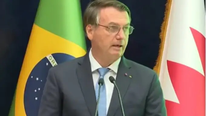   “Enem não mede conhecimento e prova é utilizada para ativismo”, diz BolsonaroNa segunda (15), Bolsonaro tinha dito que as questões do exame estão começando “a ter a cara do governo”. De acordo com o chefe do Executivo, as questões estão mais alinhadas e voltadas “ao aprendizado”. “O que eu considero muito é que começa a ter a cara do governo as questões da prova do Enem. Ninguém [precisa ficar] preocupado com aquelas questões absurdas do passado, de cair um tema de redação que não tinha nada a ver com nada. É realmente algo voltado para o aprendizado”, afirmou na saída de um evento nos Emirados Árabes.