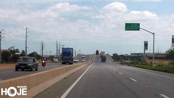   Em sua viagem a Brasília, o prefeito Allyson Bezerra conseguiu assegurar uma parceria para iluminar os 17 km do Complexo Viário do Abolição, em Mossoró-RN. O investimento será de aproximadamente R$ 6 milhões na fixação de postes, cabeamento e lâmpadas. Caberá a Prefeitura de Mossoró assumir os custos de manutenção.