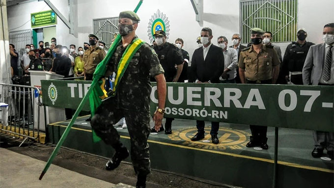   A solenidade desta noite também marcou a despedida do TG 07-010 do subtenente Paulo Sérgio Trombini Benvegnu, chefe de instrução, e do instrutor e subtenente Paulo Rogério Masteloto. Os oficiais irão agora para Santa Maria, no Rio Grande do Sul, cumprir suas missões junto ao Exército. “Nós aqui, enquanto oficialmente diretor do Tiro de Guerra, prestamos a nossa homenagem aos oficiais do Exército Brasileiro que estão se despedindo, e a todos os atiradores que estão se formando”, complementou o prefeito Allyson Bezerra.