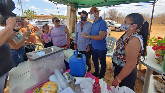   Durante o Primeiro Encontro de Produtores Rurais de Mossoró, realizado no Assentamento Independência, no Polo do Jucuri, o prefeito Allyson Bezerra assegurou que vai triplicar o orçamento, para melhorar a vida do homem que trabalha no campo com estradas de qualidade, com água de qualidade, com compartilhamento de conhecimento através do Programa Mossoró Rural