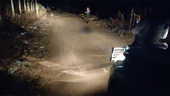   Matheus Lucas Andrade da Silva, de 19 anos, foi assassinado com tiros na cabeça numa estrada de barro entre a pista do Aeroporto Dix Sept Rosado e ao Aspetro, na região Sul da cidade de Mossoró, por volta das 20h deste domingo, dia 21 de novembro de 2021.