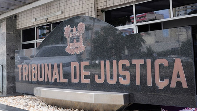   Decisão do Tribunal de Justiça do Estado, assinado pela juíza convocada Maria Neíze de Andrade Fernandes, foi após o juízo de primeira instância negar o pedido de liminar com o mesmo objetivo. No caso do TJRN, a juíza convocada viu risco de perigo de prejuízo e suspendeu o decreto temporariamente, até que a 3ª Câmara Civil do TJRN decida.  A Porcellanati recebeu em 2004 terreno, acesso, água, gás natural, energia na porta, além de isenção fiscal por dez anos e também empréstimo de dezenas de milhões de dólares para se instalar em Mossoró, devendo somente gerar 99 empregos e não o fez. A atual gestão quer o terreno de volta para fazer funcionar no local empresas que realmente gerem empregos.