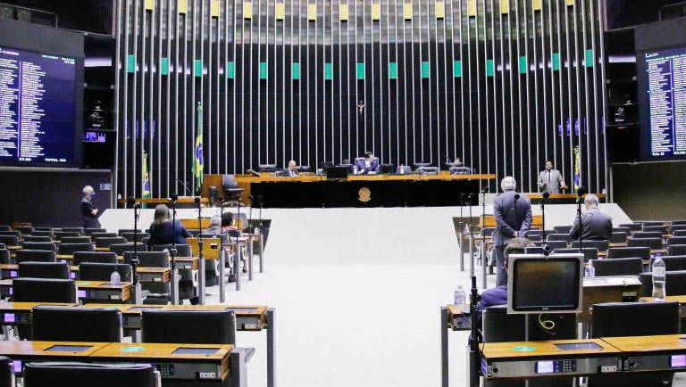   Deputados podem votar hoje (23) a MP que criou o Auxílio Brasil. A MP 1061/21 troca o programa de distribuição de renda Bolsa Família pelo Auxílio Brasil. Os recursos para o pagamento do valor pretendido pelo governo (R$ 400,00 em 2022) dependem da aprovação da PEC dos Precatórios, em tramitação no Senado. O auxílio começou a ser pago neste mês de novembro com valor médio de R$ 217,18, deixando de fora milhares de brasileiros que recebiam o Bolsa Família.