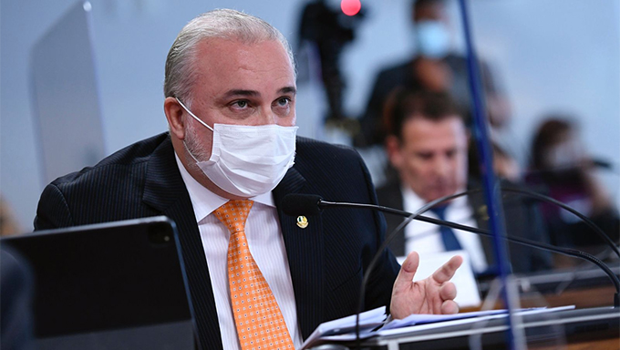   Jean denuncia que inflação dos preços da gasolina está ligada à venda de refinarias. Para o Líder da Minoria no Senado, políticas e descaso do governo federal são responsáveis pela alta. “É a venda das nossas refinarias que faz o governo federal lutar tanto pela paridade de preços internacionais no lugar de praticar um preço mais baixo para o mercado interno e para a população brasileira. Quem está sendo penalizada é a dona de casa que não tem um botijão de gás e é obrigada a buscar alternativas que colocam em risco sua vida”, afirmou Jean Paul.