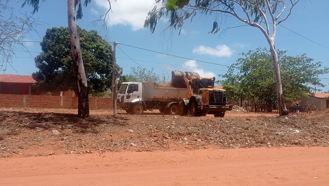   De acordo com Jairton Azevedo, diretor executivo da infraestrutura, abastecimento e saneamento, os serviços de limpeza pública e manutenção das estradas vicinais seguem um cronograma que prioriza as áreas mais necessitadas.