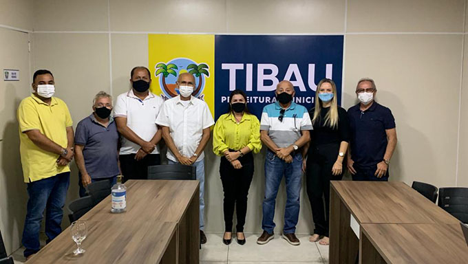   Na terça-feira, 9, a prefeita de Tibau, Lidiane Marques (PSDB), recebeu no Centro Administrativo representantes da Construtora Massai.  Os empresários relataram para a prefeita que pretendem realizar investimentos no setor imobiliário no município de Tibau, tendo inclusive um projeto de construção de um condomínio residencial vertical com 8 andares e 94 apartamentos. Um empreendimento moderno e de grande porte.