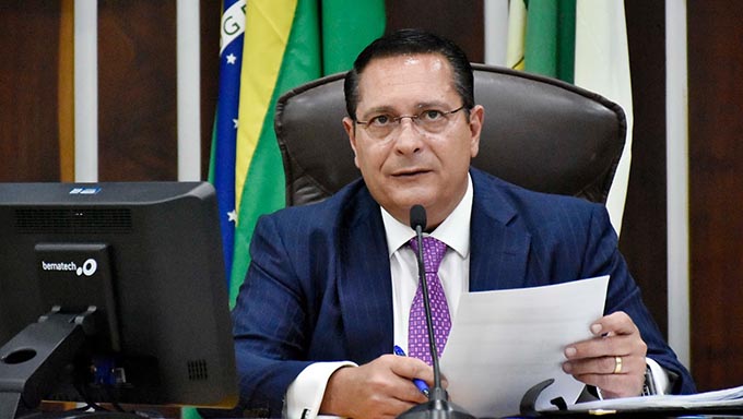   "Essa situação vem se repetindo há vários anos em Macau e Guamaré e tem motivado uma grande luta da nossa parte na busca por uma solução. Esses problemas têm sido recorrentes, fruto da adutora que foi inaugurada na década de 70 e que precisa passar por uma permanente manutenção", disse Ezequiel. O parlamentar lembra ainda que a Caern já possui projetos para outros equipamentos que poderão substituir a adutora.