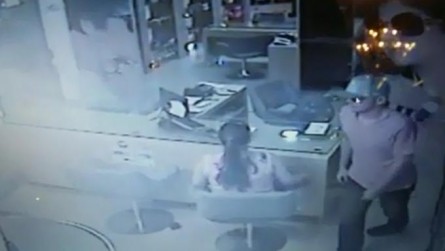   De cara limpa, homem assalta ótica dentro de supermercado em Mossoró