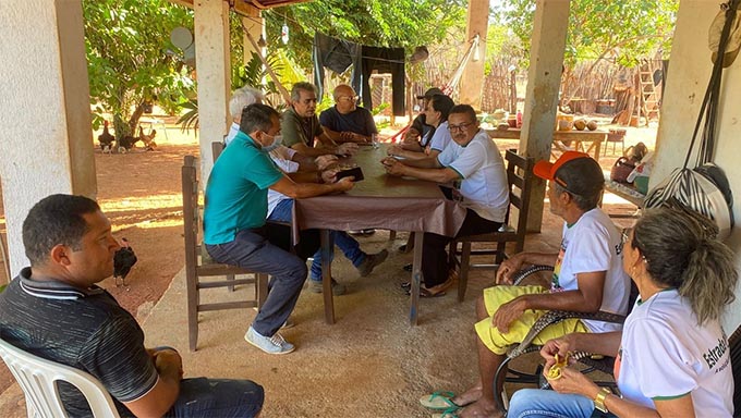   Construtor mossoense esteve conversando com os moradores do Polo da Maísa, que estão numa luta ferrenha para conseguir convencer a classe política a concluir a estrada do melão, o trecho entre a BR 304 e a RN 015, em Baraúna-RN. “Ninguém é capaz de projetar o quanto já perdemos em desenvolvimento e emprego nesses nove anos, por conta de 28km de estrada. É um investimento básico para qualquer Estado que pense à frente. Que queira um futuro melhor para seu povo”, completou Jorge do Rosário.