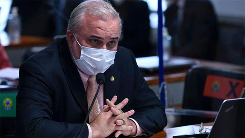 Imagem 1 -  PL que vai reduzir preço do combustível e gás de cozinha é aprovado em comissão do senado. Relatado pelo Senador Jean, o Projeto de Lei N° 1472/ 2021 cria o programa da estabilização do preço do petróleo e de derivados no Brasil. A matéria cria diretrizes e referências para a política de preços de combustíveis e gás de cozinha, levando em consideração não apenas os preços internacionais, mas também os custos internos de produção, de modo a melhor refletir a realidade local e garantir um preço justo aos brasileiros.