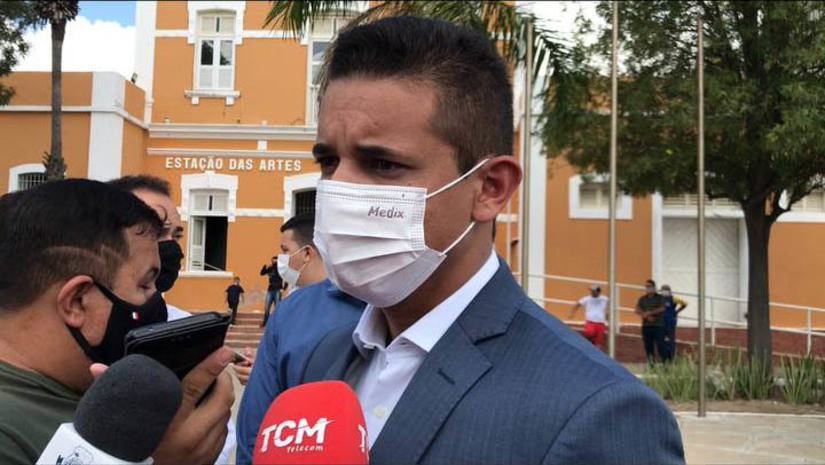 Imagem 1 -  Allyson regulamenta uniformes e autoriza progressões de nível da segurança pública. O prefeito de Mossoró assinou três decretos nesta quarta-feira (8), em solenidade realizada na Estação das Artes Elizeu Ventania. Dentre os benefícios, estão a regulamentação do fardamento da guarda municipal, dos agentes de trânsito e da equipe do Ciosp, que permitirá o pagamento do auxílio fardamento para estes profissionais, bem como o pagamento das progressões (mudanças de nível e de classe) da GCM e do trânsito. “É um trabalho que nós estamos aqui fazendo, a secretaria de segurança pública, da mobilidade urbana do nosso município, pelos agentes de trânsito e pelos guardas municipais”, disse o prefeito Allyson Bezerra.