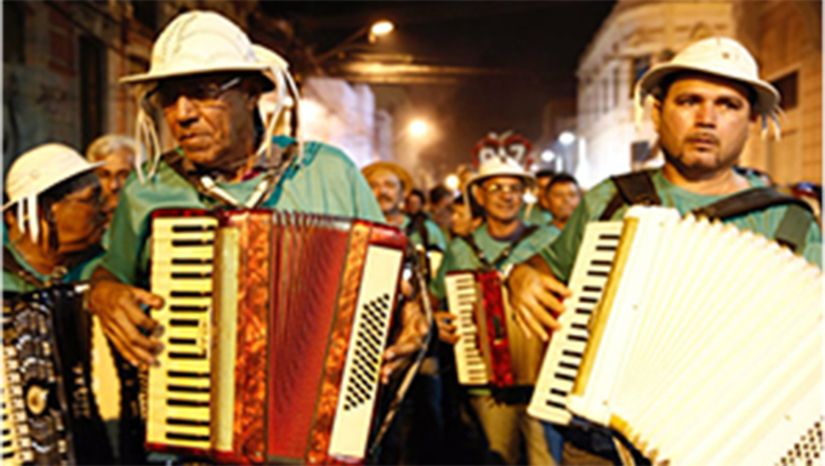 Imagem 1 - Iphan declara o Forró como patrimônio imaterial brasileiro . O reconhecimento do forró como patrimônio imaterial do Brasil acontece a quatro dias do Dia do Forró, celebrado anualmente no dia 13 de dezembro, dia do nascimento de Luiz Gonzaga, o Rei do Baião que nasceu em 13 de dezembro de 1912. O Iphan considerou a expressão musical como supergênero, todo o processo foi aberto em 2011. De acordo com o órgão, o forró é considerado um supergênero por agrupar ritmos e expressões musicais como o baião, o xote, o xaxado, o chamego, o miudinho, a quadrilha e o arrasta-pé. Imagem 1 - Iphan declara o Forró como patrimônio imaterial brasileiro . O reconhecimento do forró como patrimônio imaterial do Brasil acontece a quatro dias do Dia do Forró, celebrado anualmente no dia 13 de dezembro, dia do nascimento de Luiz Gonzaga, o Rei do Baião que nasceu em 13 de dezembro de 1912. O Iphan considerou a expressão musical como supergênero, todo o processo foi aberto em 2011. De acordo com o órgão, o forró é considerado um supergênero por agrupar ritmos e expressões musicais como o baião, o xote, o xaxado, o chamego, o miudinho, a quadrilha e o arrasta-pé.