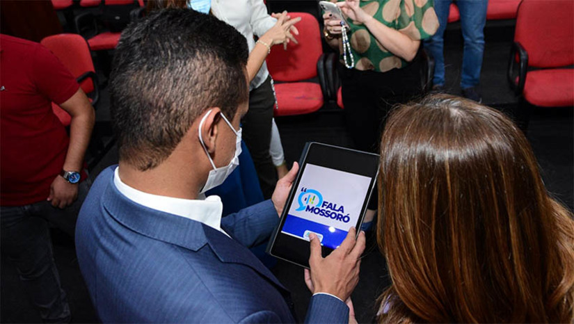 Imagem 1 - “Queremos saber o que a população está achando, para que a gente possa melhorar”. A fala é do prefeito Allyson Bezerra. Nesta quinta-feira (9), a prefeitura lançou o “Fala Mossoró”, uma consulta pública para que a população, bem como os servidores do município, possa avaliar os serviços prestados, apresentar sugestões e fazer críticas, para que a cidade possa avançar. O formulário pode ser acessado no portal da Prefeitura de Mossoró (www.mossoro.rn.gov.br), estando disponível até o dia 23 de dezembro. Imagem 1 - “Queremos saber o que a população está achando, para que a gente possa melhorar”. A fala é do prefeito Allyson Bezerra. Nesta quinta-feira (9), a prefeitura lançou o “Fala Mossoró”, uma consulta pública para que a população, bem como os servidores do município, possa avaliar os serviços prestados, apresentar sugestões e fazer críticas, para que a cidade possa avançar. O formulário pode ser acessado no portal da Prefeitura de Mossoró (www.mossoro.rn.gov.br), estando disponível até o dia 23 de dezembro.