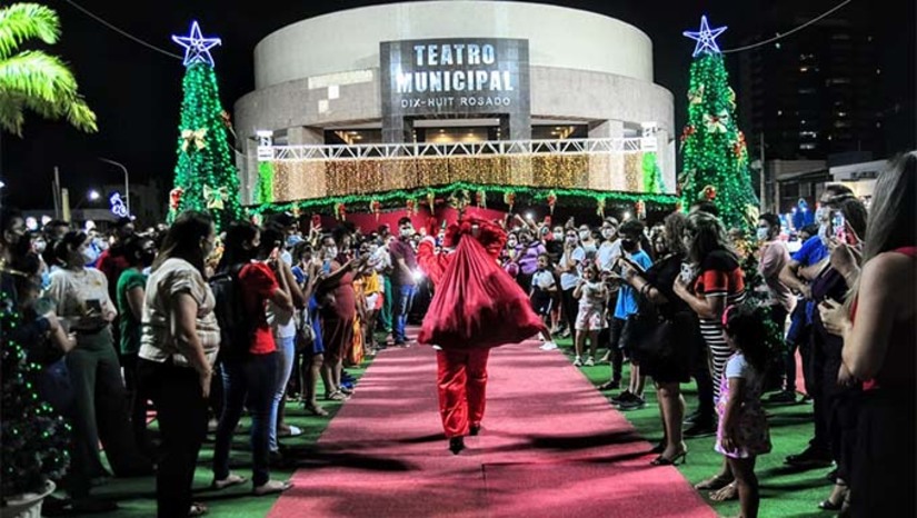 Imagem 1 - O primeiro Natal das Crianças será neste domingo (12) na rua Santos Maria Gorete, ao lado da Igreja Católica e da Unidade Básica de Saúde do bairro Abolição IV. O segundo evento será no campo da Estrada da Raiz, na região do Santo Antônio, no dia 17. Dois dias depois, no dia 19, as crianças do bairro Aeroporto e região terão a oportunidade de desfrutar do evento. O espaço será montado na Avenida Centenária. Por fim, no dia 26, o Natal para as crianças será realizado próximo à Escola Estadual Ewerton Dantas Cortez, no Planalto Treze de Maio. A programação começará sempre às 16 horas. Imagem 1 - O primeiro Natal das Crianças será neste domingo (12) na rua Santos Maria Gorete, ao lado da Igreja Católica e da Unidade Básica de Saúde do bairro Abolição IV. O segundo evento será no campo da Estrada da Raiz, na região do Santo Antônio, no dia 17. Dois dias depois, no dia 19, as crianças do bairro Aeroporto e região terão a oportunidade de desfrutar do evento. O espaço será montado na Avenida Centenária. Por fim, no dia 26, o Natal para as crianças será realizado próximo à Escola Estadual Ewerton Dantas Cortez, no Planalto Treze de Maio. A programação começará sempre às 16 horas.