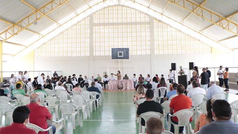 Imagem 1 -  Além deste investimento superior a R$ 700 mil, a governadora Fátima Bezerra também assinou a ordem de serviço para recuperar o acesso a comunidade do Boi Selado, em Jucurutu. Ainda no Vale do Açu, a governadora teve agenda em Assu e Carnaubais, inaugurando obras e visitando outras em andamento. Abriu a FENAVALE-2021), ocasião que anunciou a recuperação da RN 233. No Alto Oeste, Fátima Bezerra esteve no encerramento dos festejos da padroeira Nossa Senhora da Conceição de Pau dos Ferros. No município Paraná, a governadora entregou uma adutora.