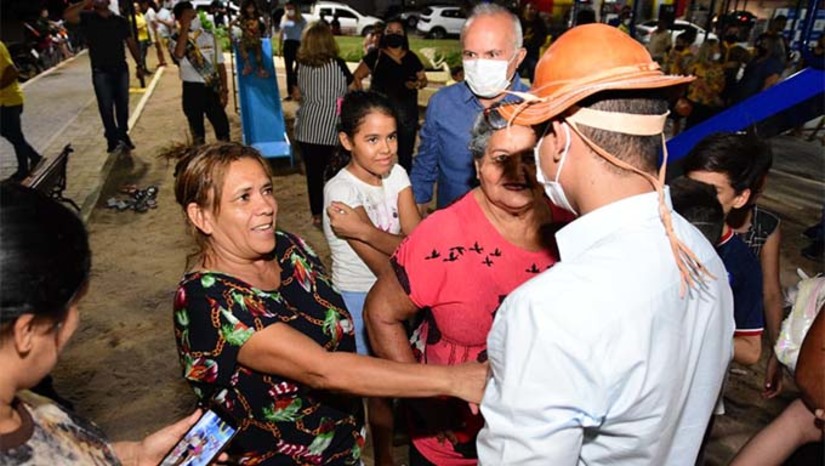 Imagem 1 -  A praça Alípio Banheira, em frente ao Mercado do Alto da Conceição, que estava totalmente destruída, foi revitalizada, ampliada, iluminada, ganhou acessibilidade... “Conseguimos colocar aqui uma quadra esportiva para nossas crianças, um espaço para a primeira infância, quiosques, uma série de benefícios para a população. Estamos falando de um equipamento que estava danificado, não tinha acessibilidade, não contava com iluminação, e agora tem uma ampla estrutura, iluminação de led, acessibilidade, uma praça completa”, destacou o prefeito Allyson Bezerra