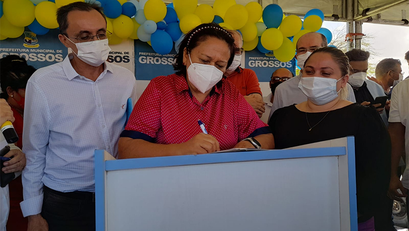 Imagem 1 -  “Em 15 dias as máquinas já estarão no município”, diz Governadora sobre estrada de Grossos a Tibau. A recuperação da litorânea Dehon Caenga que liga Grossos a Tibau terá o investimento de 1,6 milhões para recuperação da manta asfáltica. Segundo a Governadora a obra deverá estar pronta e entregue a população no prazo máximo de 60 dias. Na oportunidade, a Governadora fez a entrega de concessões de licenças ambientais das salinas artesanais de Grossos e ainda a entrega da reforma e ampliação da Escola Estadual Coronel Solon, com investimento no total de R$ 2,3 milhões viabilizado pelo acordo de empréstimo junto ao Banco Mundial, por meio do Projeto Governo Cidadão e da Secretaria de Educação, Esporte e Lazer (Seec).