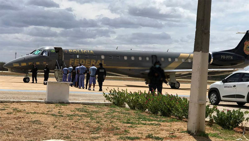 Imagem 1 - Depen realiza transferência de detentos do presídio federal de Mossoró. Uma aeronave da Polícia Federal pousou na tarde desta terça-feira (14), por volta das 15h, no Aeroporto Dix-huit Rosado, em Mossoró, para realizar a transferência de detento do presídio federal do município, para outras unidades do país. O embarque dos presos foi realizado nesta quarta (15), às 10h20. Ao todo, 11 detentos foram transferidos sob escolta dos agentes. Imagem 1 - Depen realiza transferência de detentos do presídio federal de Mossoró. Uma aeronave da Polícia Federal pousou na tarde desta terça-feira (14), por volta das 15h, no Aeroporto Dix-huit Rosado, em Mossoró, para realizar a transferência de detento do presídio federal do município, para outras unidades do país. O embarque dos presos foi realizado nesta quarta (15), às 10h20. Ao todo, 11 detentos foram transferidos sob escolta dos agentes.