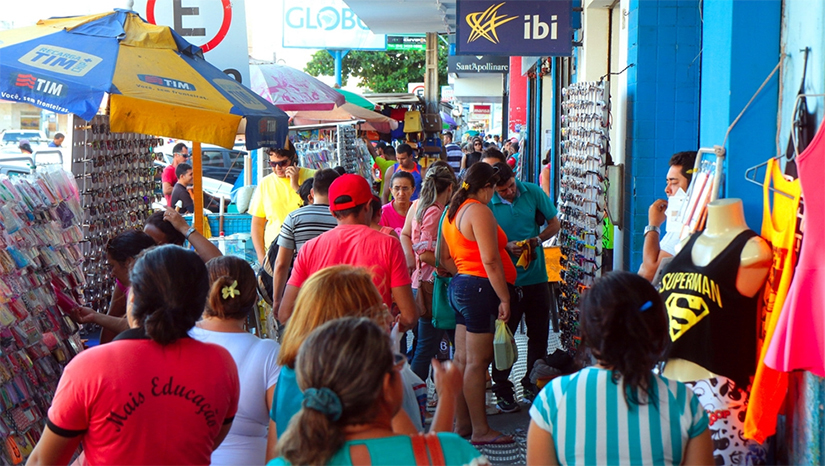 Imagem 1 - Natal e Mossoró devem movimentar R$ 156 milhões nas vendas de fim de ano. De acordo com a Pesquisa de Intenção de Compras para o Natal 2021, produzida pela Fecomércio RN, por meio do Instituto Fecomércio realizada em Natal e Mossoró, a estimativa mostra crescimento de 1,6 ponto percentual na capital e 5,4 no interior do Estado, no comparativo com o ano de 2020, quando 55,2% tinham pretensões de adquirir produtos visando a data. As vendas devem injetar R$ 156 milhões na economia do Rio Grande do Norte neste final de ano. Imagem 1 - Natal e Mossoró devem movimentar R$ 156 milhões nas vendas de fim de ano. De acordo com a Pesquisa de Intenção de Compras para o Natal 2021, produzida pela Fecomércio RN, por meio do Instituto Fecomércio realizada em Natal e Mossoró, a estimativa mostra crescimento de 1,6 ponto percentual na capital e 5,4 no interior do Estado, no comparativo com o ano de 2020, quando 55,2% tinham pretensões de adquirir produtos visando a data. As vendas devem injetar R$ 156 milhões na economia do Rio Grande do Norte neste final de ano.