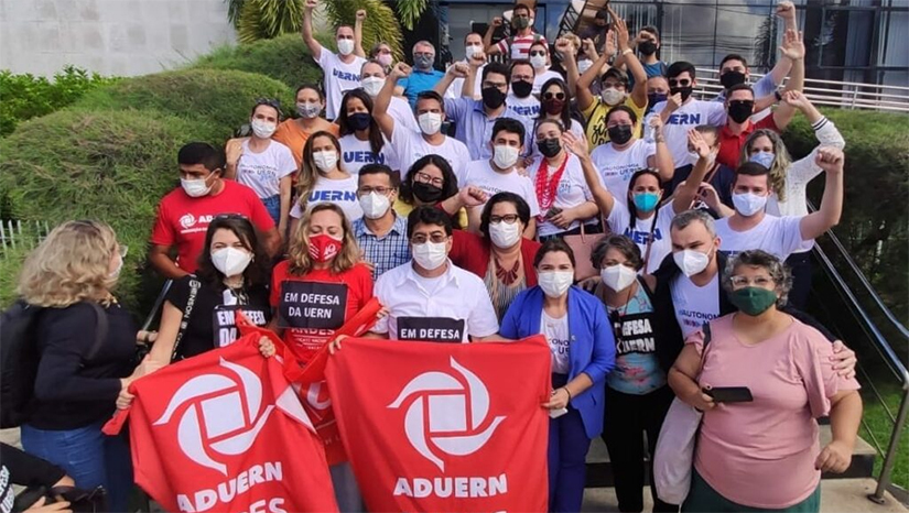 Imagem 1 - Assembleia legislativa aprova por unanimidade autonomia financeira da Uern. O projeto de lei que previa a autonomia financeira da Universidade foi enviado pelo Governo do Estado para a Assembleia Legislativa em novembro deste ano e representa o sonho de gerações. A proposta foi elaborada por uma comissão mista, composta por representantes da Universidade e do Executivo. A autonomia financeira é uma das pautas mais importantes para a comunidade acadêmica, compromisso da governadora Fátima Bezerra, e defendida por todos os segmentos. Imagem 1 - Assembleia legislativa aprova por unanimidade autonomia financeira da Uern. O projeto de lei que previa a autonomia financeira da Universidade foi enviado pelo Governo do Estado para a Assembleia Legislativa em novembro deste ano e representa o sonho de gerações. A proposta foi elaborada por uma comissão mista, composta por representantes da Universidade e do Executivo. A autonomia financeira é uma das pautas mais importantes para a comunidade acadêmica, compromisso da governadora Fátima Bezerra, e defendida por todos os segmentos.