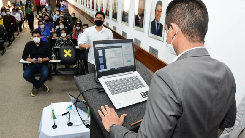 Imagem 1 - “Nota Mossoró”: prefeito anuncia programa para movimentar economia e premiar consumidores. O prefeito Allyson Bezerra assinou nesta quinta-feira (16), durante o lançamento do “Contribuinte Digital”, no auditório da Câmara de Dirigentes Lojistas (CDL) de Mossoró, o decreto Nº 6.366 que institui o programa. O programa "Nota Mossoró" tem por objetivo incentivar o cidadão a exigir dos estabelecimentos a nota fiscal correspondente ao serviço prestado. Além de conscientizar a população quanto à importância econômica dos tributos e sua função social, o programa contempla a concessão de prêmios, mediante realização de sorteios e outros instrumentos promocionais e de motivação à participação da sociedade. Imagem 1 - “Nota Mossoró”: prefeito anuncia programa para movimentar economia e premiar consumidores. O prefeito Allyson Bezerra assinou nesta quinta-feira (16), durante o lançamento do “Contribuinte Digital”, no auditório da Câmara de Dirigentes Lojistas (CDL) de Mossoró, o decreto Nº 6.366 que institui o programa. O programa "Nota Mossoró" tem por objetivo incentivar o cidadão a exigir dos estabelecimentos a nota fiscal correspondente ao serviço prestado. Além de conscientizar a população quanto à importância econômica dos tributos e sua função social, o programa contempla a concessão de prêmios, mediante realização de sorteios e outros instrumentos promocionais e de motivação à participação da sociedade.