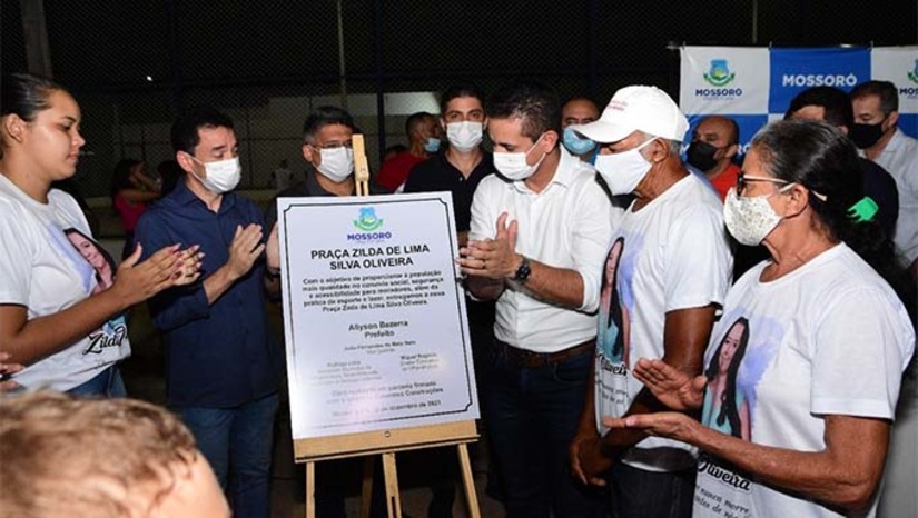 Imagem 1 -  O empresário construiu o bairro junto com outras empresas e fez a praça. A Prefeitura entrou com brinquedos e equipamentos para exercícios, além de iluminar o acesso. O logradouro público foi entregue os moradores do bairro no final da tarde desta quinta-feira, 16, com a presença do prefeito Allyson Bezerra, vereadores, secretários e o empresário Marcelo Conrado, no Alto Sumaré.