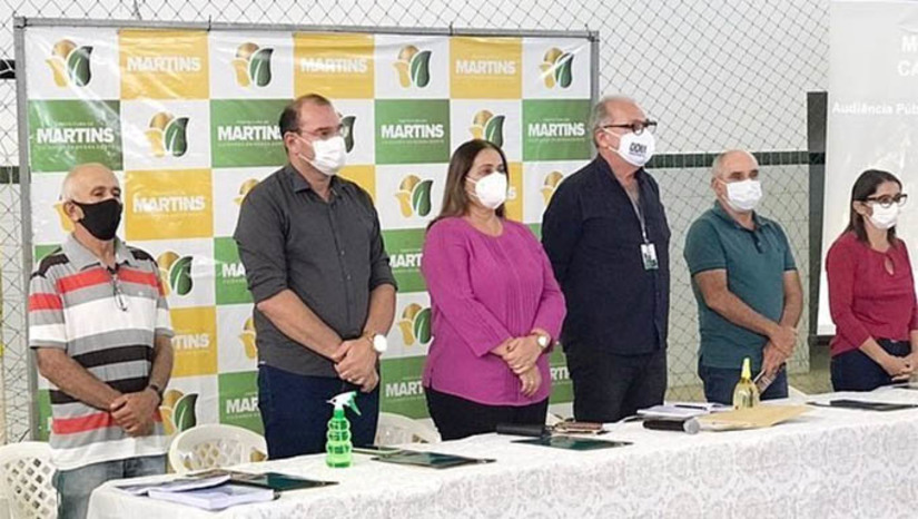 Imagem 1 - Reunião com este objetivo foi realizada nesta quinta-feira, 16, na cidade de Martins, com a presença do diretor técnico do IDEAM, Werne Faktta ,fazendo uma exposição dos estudos que realizou há vários anos das cavernas, objetivando transformar em ponto turístico sustentável. Os prefeitos de Umarizal (Raimundo Pezão) e de Martins (Maria José), também participaram os debates e aprovaram a criação da unidade. Imagem 1 - Reunião com este objetivo foi realizada nesta quinta-feira, 16, na cidade de Martins, com a presença do diretor técnico do IDEAM, Werne Faktta ,fazendo uma exposição dos estudos que realizou há vários anos das cavernas, objetivando transformar em ponto turístico sustentável. Os prefeitos de Umarizal (Raimundo Pezão) e de Martins (Maria José), também participaram os debates e aprovaram a criação da unidade.