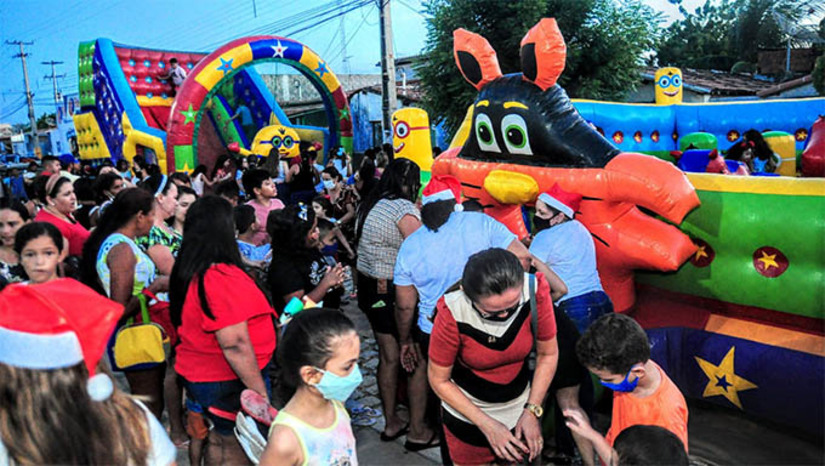 Imagem 1 - "O objetivo do município é ampliar essa programação e poder levar para outros bairros da cidade de Mossoró pelos próximos anos. É toda uma programação e um envolvimento aqui das secretarias e os servidores que proporcionam para essas crianças, para os pais e para essas comunidades uma festa tão bonita, uma festa tão linda como é que a gente está vendo aqui no bairro Belo Horizonte", disse o prefeito Allyson Bezerra. Imagem 1 - "O objetivo do município é ampliar essa programação e poder levar para outros bairros da cidade de Mossoró pelos próximos anos. É toda uma programação e um envolvimento aqui das secretarias e os servidores que proporcionam para essas crianças, para os pais e para essas comunidades uma festa tão bonita, uma festa tão linda como é que a gente está vendo aqui no bairro Belo Horizonte", disse o prefeito Allyson Bezerra.