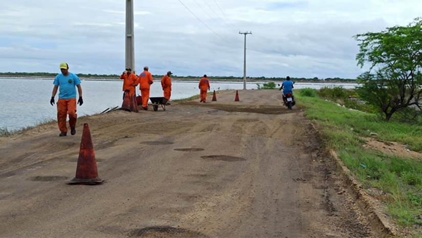 Imagem 1 - Governo do Estado inicia obras em trechos das rodoviárias do RN. aO pontapé inicial foi dado no último domingo (19), no trecho de acesso ao distrito de Boi Selado, a partir do entroncamento da RN-118, em Jucurutu, com aproximadamente 4 km de extensão, na rodovia Dehon Caenga, que liga Tibau a Grossos, com 4 km e a RN-078, de Patu até a divisa do Rio Grande do Norte com a Paraíba, um trecho com 3,6 km. Ao todo, serão restaurados 29 trechos entre eles o acesso Leste/Oeste (Mossoró). O prazo de execução das obras é de 360 dias. A medida em que as ordens de serviço forem assinadas pela governadora Fátima Bezerra, as obras iniciam e passam a ser executadas de forma simultânea. Imagem 1 - Governo do Estado inicia obras em trechos das rodoviárias do RN. aO pontapé inicial foi dado no último domingo (19), no trecho de acesso ao distrito de Boi Selado, a partir do entroncamento da RN-118, em Jucurutu, com aproximadamente 4 km de extensão, na rodovia Dehon Caenga, que liga Tibau a Grossos, com 4 km e a RN-078, de Patu até a divisa do Rio Grande do Norte com a Paraíba, um trecho com 3,6 km. Ao todo, serão restaurados 29 trechos entre eles o acesso Leste/Oeste (Mossoró). O prazo de execução das obras é de 360 dias. A medida em que as ordens de serviço forem assinadas pela governadora Fátima Bezerra, as obras iniciam e passam a ser executadas de forma simultânea.