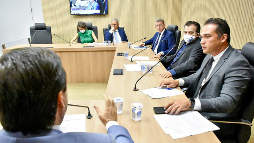 Imagem 1 - CCJ da ALRN aprova reestruturação do plano de cargos e salários da Sesap e mais 16 projetos. Na última sessão do ano, os deputados estaduais do RN aprovaram pautas importantes de iniciativa do governo e também de parlamentares, que agora seguirão para votação no plenário da casa. Dentre os Projetos de Lei aprovados, também estão o que dispõe sobre a recomposição salarial dos servidores do quadro permanente dos órgãos e entidades da administração direta e indireta do governo estadual e o que institui o Programa Estadual de Proteção às Crianças e aos Adolescentes Órfãos de Vítimas da Covid-19, ambos de iniciativa do executivo, bem como que dispõe sobre o IPVA, para que possa ser parcelado em até 10 vezes. Atualmente esse tributo pode ser parcelado em até cinco vezes. Este último, de iniciativa do deputado Kelps; veja outras pautas aprovadas na CCJ. Imagem 1 - CCJ da ALRN aprova reestruturação do plano de cargos e salários da Sesap e mais 16 projetos. Na última sessão do ano, os deputados estaduais do RN aprovaram pautas importantes de iniciativa do governo e também de parlamentares, que agora seguirão para votação no plenário da casa. Dentre os Projetos de Lei aprovados, também estão o que dispõe sobre a recomposição salarial dos servidores do quadro permanente dos órgãos e entidades da administração direta e indireta do governo estadual e o que institui o Programa Estadual de Proteção às Crianças e aos Adolescentes Órfãos de Vítimas da Covid-19, ambos de iniciativa do executivo, bem como que dispõe sobre o IPVA, para que possa ser parcelado em até 10 vezes. Atualmente esse tributo pode ser parcelado em até cinco vezes. Este último, de iniciativa do deputado Kelps; veja outras pautas aprovadas na CCJ.