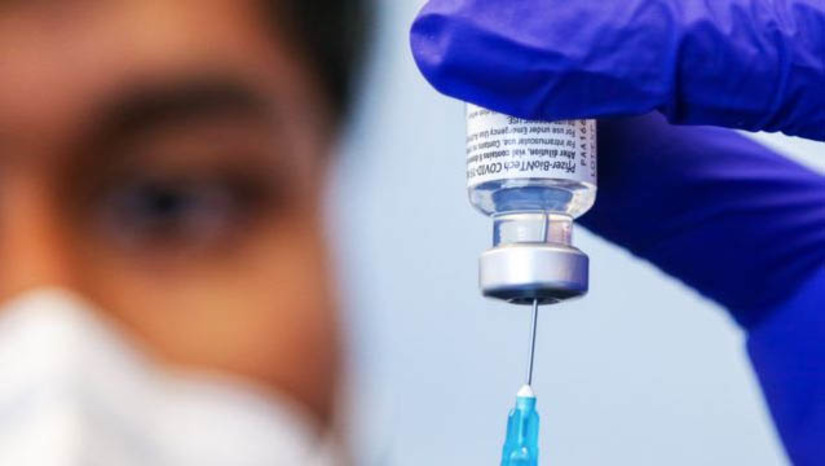 Imagem 1 - Pesquisa da Fiocruz aponta que 80% dos pais querem vacinas filhos contra a Covid-19. A pesquisa online, realizada pelo Instituto Nacional de Saúde da Mulher, da Criança e do Adolescente Fernandes Figueira (IFF/Fiocruz), contou com mais de 15 mil respostas. Entre os que hesitam, o maior índice – 16% – foi observado entre os pais de crianças de zero a quatro anos, grupo que ainda não tem a vacina aprovada. No grupo com filhos entre 5 e 11 anos, a taxa é de 12%. Ela sobe para 14% entre os responsáveis por adolescentes acima dos 12 anos, que já têm imunizantes disponíveis nos postos de saúde. Imagem 1 - Pesquisa da Fiocruz aponta que 80% dos pais querem vacinas filhos contra a Covid-19. A pesquisa online, realizada pelo Instituto Nacional de Saúde da Mulher, da Criança e do Adolescente Fernandes Figueira (IFF/Fiocruz), contou com mais de 15 mil respostas. Entre os que hesitam, o maior índice – 16% – foi observado entre os pais de crianças de zero a quatro anos, grupo que ainda não tem a vacina aprovada. No grupo com filhos entre 5 e 11 anos, a taxa é de 12%. Ela sobe para 14% entre os responsáveis por adolescentes acima dos 12 anos, que já têm imunizantes disponíveis nos postos de saúde.