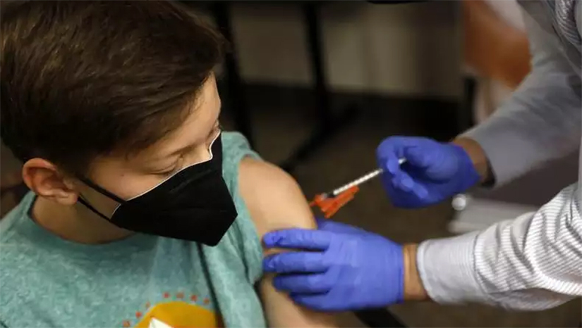 Imagem 1 -  Conass diz que não exigirá prescrição médica para vacinação de crianças contra covid. De acordo com o Conselho Nacional de Secretários de Saúde (Conass), os estados não vão exigir prescrição médica para a vacinação de crianças de 5 a 11 anos contra a Covid19. Uma consulta pública sobre a vacinação das crianças foi aberta hoje e está prevista para continuar até 2 de janeiro. Especialistas afirmam que essa etapa é inédita no processo e que vai atrasar ainda mais a imunização infantil.