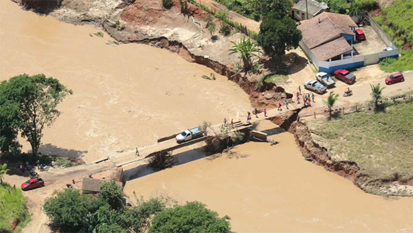 Imagem 1 -  A Defesa Civil do estado e as prefeituras das cidades atingidas informaram hoje (25) que são quase 4,2 mil desabrigados e mais de 11,2 mil desalojados. Os feridos são 286 e 17 morreram nas enchentes. A população atingida chega perto de 380 mil pessoas de 66 municípios, como Ilhéus, Porto Seguro, Prado e Vitória da Conquista.