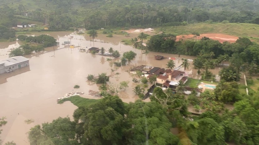 Imagem 1 - Atendendo determinação da governadora Fátima Bezerra, o efetivo do Corpo de Bombeiros Militar do RN e de militares do CIOPAER já estão em Ilhéus (BA), equipes de salvamento e resgate foram enviadas neste domingo (26) para se somarem aos profissionais de outros estados nas operações de ajuda às vítimas no estado da Bahia. Imagem 1 - Atendendo determinação da governadora Fátima Bezerra, o efetivo do Corpo de Bombeiros Militar do RN e de militares do CIOPAER já estão em Ilhéus (BA), equipes de salvamento e resgate foram enviadas neste domingo (26) para se somarem aos profissionais de outros estados nas operações de ajuda às vítimas no estado da Bahia.