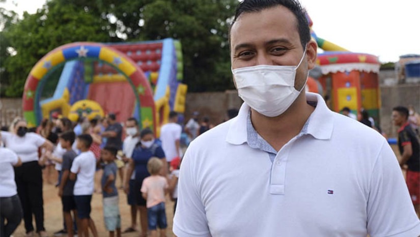 Imagem 1 - Chegou ao fim neste domingo (26), com grande participação da criançada, a primeira temporada do "Natal das Crianças", criado pela Prefeitura de Mossoró, através da Secretaria Municipal de Assistência Social e Cidadania (SEMASC), para descentralizar as atividades festivas relacionadas ao período natalino. Coube a Avenida Centenária, no bairro Aeroporto, receber a festa de encerramento da programação natalina destinada às crianças. Imagem 1 - Chegou ao fim neste domingo (26), com grande participação da criançada, a primeira temporada do "Natal das Crianças", criado pela Prefeitura de Mossoró, através da Secretaria Municipal de Assistência Social e Cidadania (SEMASC), para descentralizar as atividades festivas relacionadas ao período natalino. Coube a Avenida Centenária, no bairro Aeroporto, receber a festa de encerramento da programação natalina destinada às crianças.