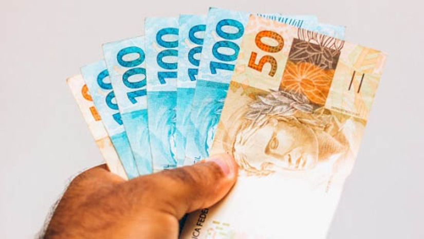 Imagem 1 -  Governo antecipa conclusão de pagamento de dezembro para esta quinta (30). Nesta quinta serão depositados os 70% restantes para quem recebe acima de R$ 4 mil e ainda o salário integral das pastas com recursos próprios, totalizando um montante de mais de R$ 183 milhões e uma folha completa de R$ 492 milhões. Com o pagamento de hoje, o Executivo Estadual quitará 14 folhas salariais em um ano, sendo os 12 vencimentos do mês, acrescido do “décimo”, que será concluído até terça, e o décimo terceiro de 2018, herdado da última gestão. 