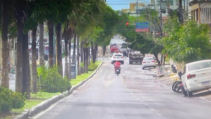 Imagem 1 - Na Avenida João da Escóssia, no bairro Nova Betânia, a Prefeitura de Mossoró desobstruiu as galerias e fez um grande investimento na Lagoa do Bispo e, após a chuva, rapidamente a água baixou. Também não teve alagamentos como ocorriam no passado no planalto 13 de Maio, nos Pereiros e nas imediações da Cobal. Prefeitura mantém Departamento de Monitoramento e Desastres em alerta através do número 199. Imagem 1 - Na Avenida João da Escóssia, no bairro Nova Betânia, a Prefeitura de Mossoró desobstruiu as galerias e fez um grande investimento na Lagoa do Bispo e, após a chuva, rapidamente a água baixou. Também não teve alagamentos como ocorriam no passado no planalto 13 de Maio, nos Pereiros e nas imediações da Cobal. Prefeitura mantém Departamento de Monitoramento e Desastres em alerta através do número 199.