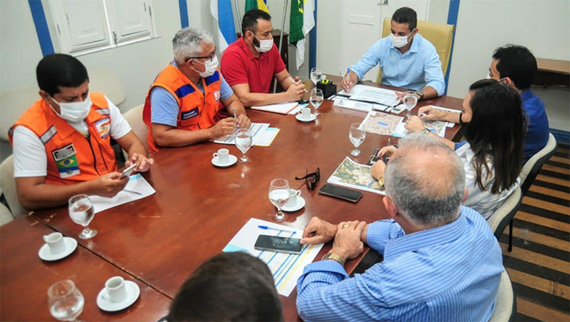 Imagem 1 -  Allyson reúne força-tarefa para discutir plano de ação contra alagamento em Mossoró. Desde o ano passado, o Município realiza grandes obras de drenagem, além da limpeza urbana, com o objetivo de amenizar os efeitos das chuvas. Em setembro, o trabalho foi intensificado com a limpeza de canais, córregos e galerias. Obras de drenagem seguem acontecendo na cidade. “O Município está adotando todas as medidas necessárias de prevenção e ação para resolver a situação, que é histórica", afirmou o gestor.