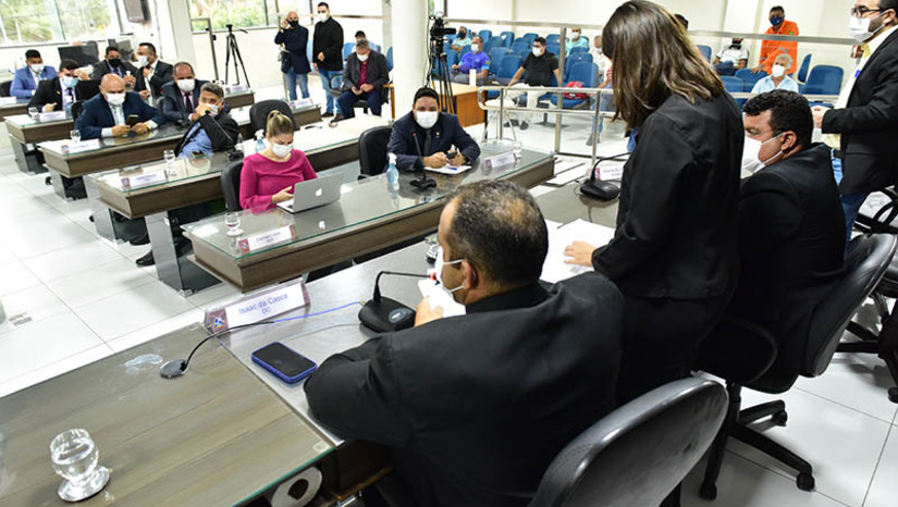 Imagem 1 - Atraso na aprovação da LDO impede realização de obras importantes para Mossoró, diz vereador. Genilson Alves (Pros), líder do Governo na Câmara Municipal de Mossoró, disse nesta quarta-feira (5) que a Prefeitura ainda não iniciou obras este ano por causa da falta do Orçamento 2022. Ele atribuiu a situação à ação judicial de vereadores de oposição, a qual provocou a devolução, pelo Legislativo à Prefeitura no final de 2021, do projeto da Lei Orçamentária Anual (LOA) deste ano. “Sem orçamento, a Prefeitura não tem como empenhar recursos”, diz. Imagem 1 - Atraso na aprovação da LDO impede realização de obras importantes para Mossoró, diz vereador. Genilson Alves (Pros), líder do Governo na Câmara Municipal de Mossoró, disse nesta quarta-feira (5) que a Prefeitura ainda não iniciou obras este ano por causa da falta do Orçamento 2022. Ele atribuiu a situação à ação judicial de vereadores de oposição, a qual provocou a devolução, pelo Legislativo à Prefeitura no final de 2021, do projeto da Lei Orçamentária Anual (LOA) deste ano. “Sem orçamento, a Prefeitura não tem como empenhar recursos”, diz.