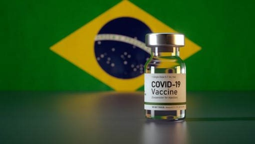 Imagem 1 - Produção totalmente nacional da vacina contra a Covid-19 começa a ser envasada ainda em janeiro, e entregue em fevereiro ao Ministério da Saúde, diz a Fiocruz. O anúncio aconteceu no mesmo dia em que a Anvisa aprovou o registro do ingrediente farmacêutico ativo (IFA) produzido pela Fiocruz, o que garante que todas as etapas de produção passem a ser realizadas no Brasil. Os imunizantes serão disponibilizados “assim que forem concluídos os testes de controle de qualidade que ocorrem após o processamento final da vacina”, disse a instituição. Imagem 1 - Produção totalmente nacional da vacina contra a Covid-19 começa a ser envasada ainda em janeiro, e entregue em fevereiro ao Ministério da Saúde, diz a Fiocruz. O anúncio aconteceu no mesmo dia em que a Anvisa aprovou o registro do ingrediente farmacêutico ativo (IFA) produzido pela Fiocruz, o que garante que todas as etapas de produção passem a ser realizadas no Brasil. Os imunizantes serão disponibilizados “assim que forem concluídos os testes de controle de qualidade que ocorrem após o processamento final da vacina”, disse a instituição.