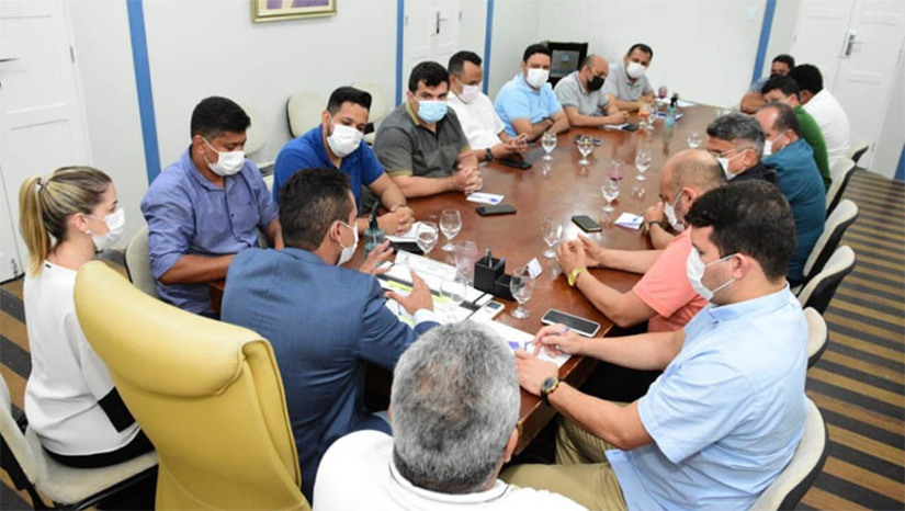 Imagem 1 - O Prefeito Allyson se reuniu com vereadores para a lei orçamentária de 2022. Segundo o gestor é importante manter esse diálogo com o legislativo. ”Estamos de portas abertas e mãos dadas para avançar em Mossoró", afirmou. Na reunião também foram discutidos projetos de desenvolvimento econômico, social e de infraestrutura para execução neste ano e nos próximos. Imagem 1 - O Prefeito Allyson se reuniu com vereadores para a lei orçamentária de 2022. Segundo o gestor é importante manter esse diálogo com o legislativo. ”Estamos de portas abertas e mãos dadas para avançar em Mossoró", afirmou. Na reunião também foram discutidos projetos de desenvolvimento econômico, social e de infraestrutura para execução neste ano e nos próximos.