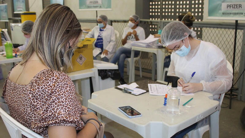 Imagem 1 -  1.674 servidores efetivos da saúde de Mossoró são beneficiados com progressão funcional. A iniciativa foi anunciada pelo prefeito Allyson Bezerra no mês de dezembro de 2021, quando revelou que os servidores seriam contemplados já a partir de janeiro deste ano. O benefício é concedido a partir do Decreto Municipal nº 6.261, art. 15º da Lei complementar nº 169. Para a secretária municipal de Saúde, Morgana Dantas, a progressão representa a valorização dos trabalhadores e a garantia do cumprimento da lei.
